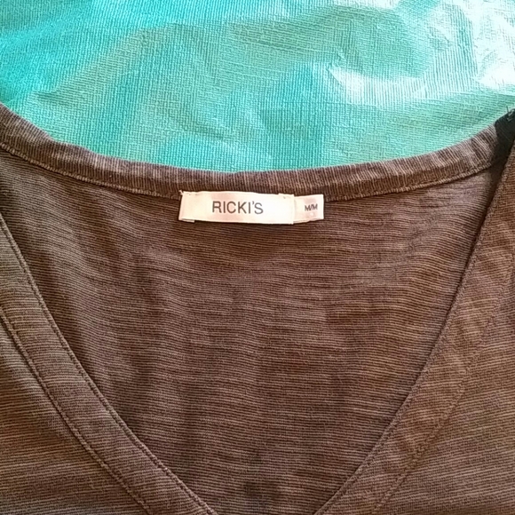 🌺 Ricki's  T -Shirt - Picture 4 of 5